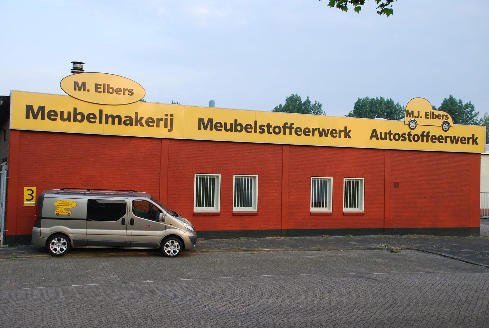 Het bedrijfspand van Stof&Hout aan de Ampèrestraat in Dordrecht