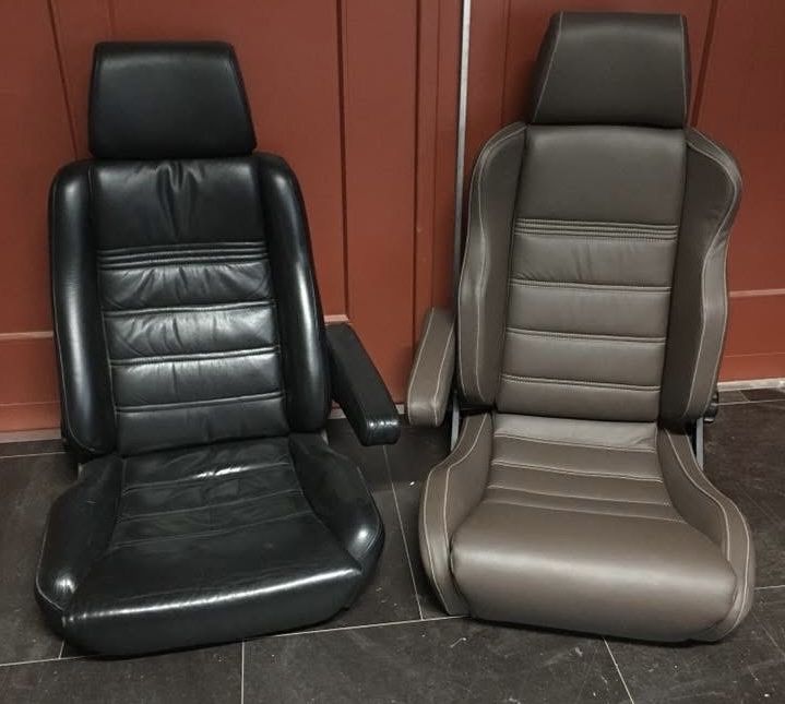 Twee lederen stoelen na herstel